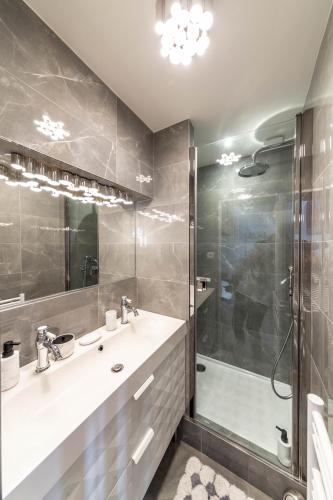 une salle de bain avec un lavabo et une douche dans l'établissement Lovely little house with private garden in Paris, à Ivry-sur-Seine