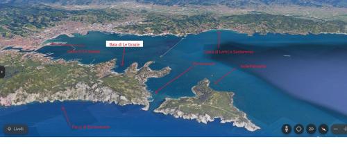 a map of the island of australia and the ocean at Il Profumo Dellegrazie in Le Grazie