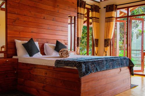 Кровать или кровати в номере Nine Arch Wood Cabin