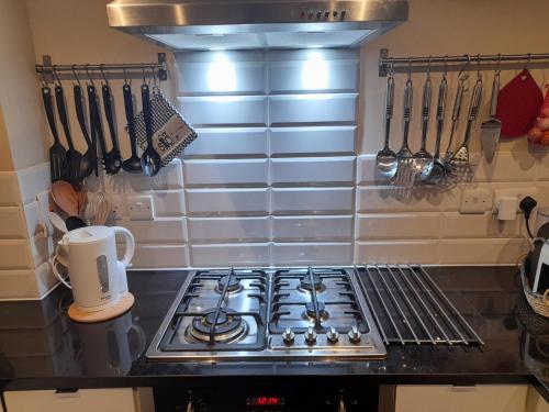 Dapur atau dapur kecil di Old Brewery home with pool and gym access