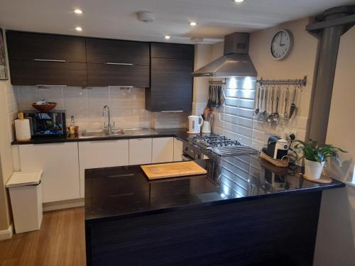 Dapur atau dapur kecil di Old Brewery home with pool and gym access