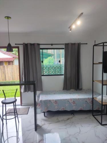 um quarto com uma cama e uma janela em Casa Nova Centro de Penedo em Penedo