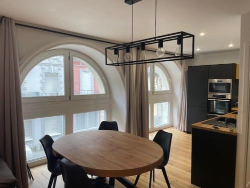 une salle à manger avec une table et une cuisine dans l'établissement T3 au pied des pistes CAUTERETS, à Cauterets