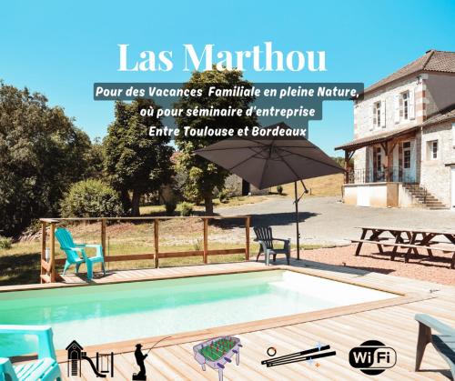 une photo d'une piscine avec des chaises et un parasol dans l'établissement Maison de campagne, bord de lac, piscine, billard 11 per, à Plieux