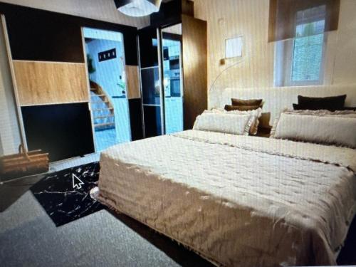 Un pat sau paturi într-o cameră la Vykendovy dom