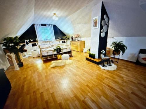 una gran sala de estar con suelo de madera dura en Vykendovy dom, en Hontianske Nemce