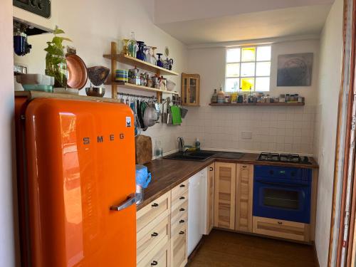 羅馬的住宿－San Saba Roof Top Garden，一间厨房,在房间内配有橙色冰箱