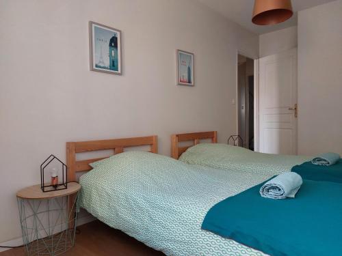 une chambre avec deux lits jumeaux et une table dans l'établissement Suite Molinel, à Lille