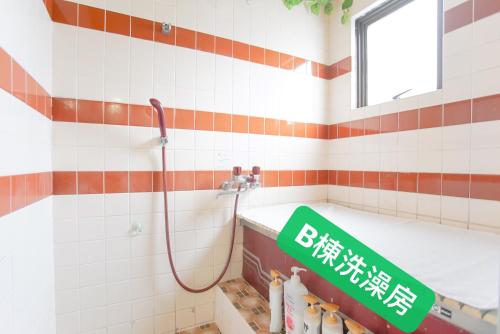 Bilik mandi di Yoshidoku Inn Domemae 1 - Close to USJ World Expo Airport吉徳家庭旅館1ドーム前近万博USJ空庭菓匠温泉大阪城公园难波心斋桥関西空港直达免费寄存旅行箱