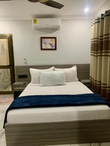 ein Schlafzimmer mit einem großen Bett in einem Zimmer in der Unterkunft Mnc Homes Akrowa house in Labadi
