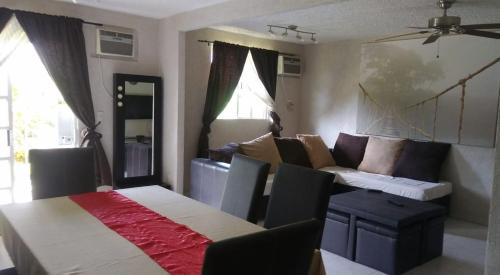 Area tempat duduk di BEAUTIFUL HOME FULLY FURNISHED, READY TO RELAX AND 5 MINUTES FROM THE BEACH!!