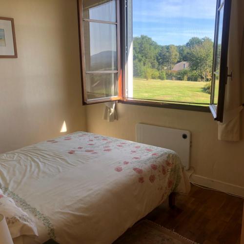 une chambre avec un lit et une fenêtre avec vue dans l'établissement Bruyères, Myrtilles et Monédières en Corrèze, 1, à Peyrissac