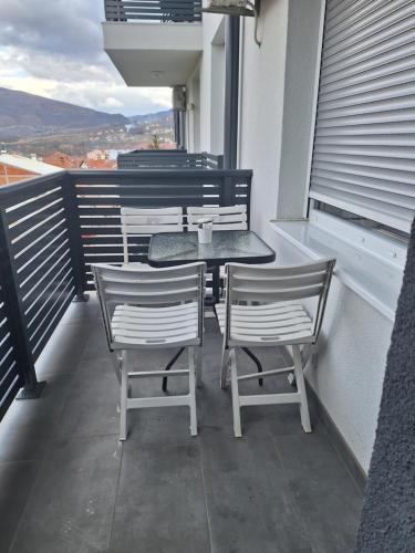 Apartman-Centar-Bugojnoにあるバルコニーまたはテラス
