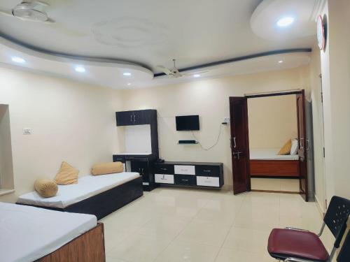 pokój z dwoma łóżkami i telewizorem w obiekcie Shree Niwas Home Stay w mieście Waranasi