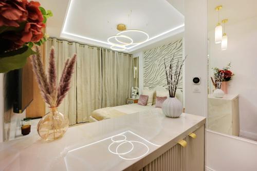 une cuisine avec un évier et une chambre avec un lit dans l'établissement Bretagne Mairie du 3e, à Paris