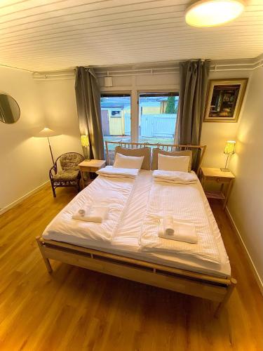 uma cama grande num quarto com uma janela em SIGTUNA STUDIO em Sigtuna