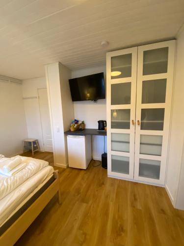 - une chambre avec un lit et un bureau dans l'établissement SIGTUNA STUDIO, à Sigtuna