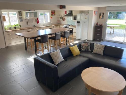 un salon avec un canapé bleu et une table dans l'établissement Maison belle capacité Avoine, à Avoine