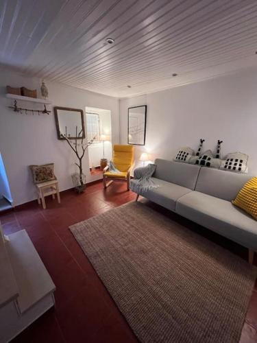 馬夫拉的住宿－Casa da Vila - Vila de Mafra，带沙发和地毯的客厅