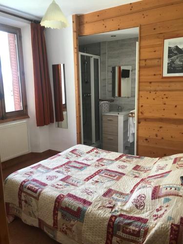 - une chambre avec un lit et une salle de bains dans l'établissement Beau 3 pièces avec vue Montana 4, à Pralognan-la-Vanoise