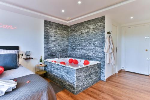 Postel nebo postele na pokoji v ubytování LE COCON- Jacuzzi & Sauna privés By SweetDreams