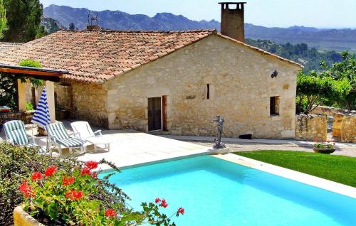 une maison avec une piscine devant une maison dans l'établissement Mas De Baubesse, à Maussane-les-Alpilles