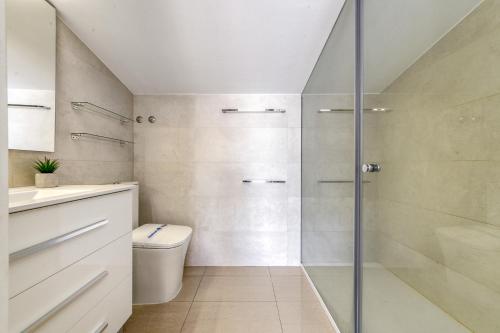 a bathroom with a shower and a toilet at Mileni Atico Duplex Roses - Immo Barneda in Roses