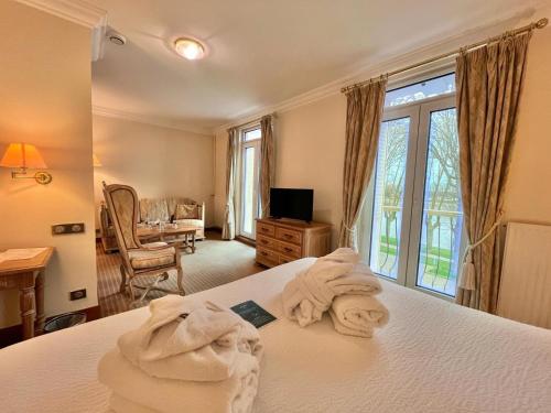 Postel nebo postele na pokoji v ubytování Logis Hôtel Le Rivage