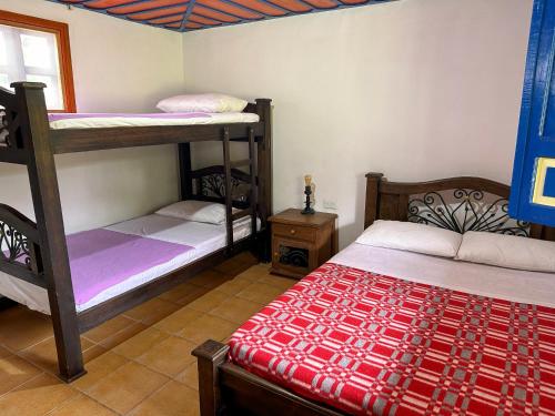 a bedroom with two bunk beds in a room at Alojamiento el Recuerdo in Montenegro
