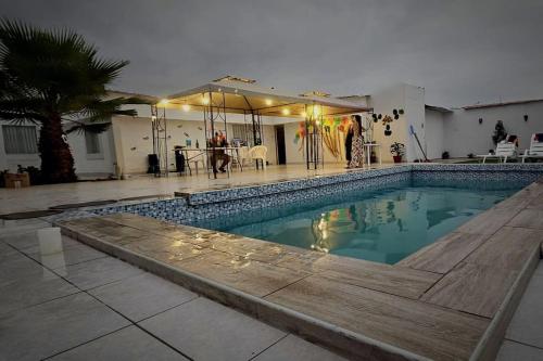 una piscina frente a una casa en Casa Las Lomas Huanchaco-Trujillo Piscina, en Huanchaco