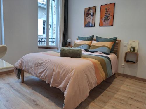 Ένα ή περισσότερα κρεβάτια σε δωμάτιο στο Chambre FRIDA avec salle d'eau privée