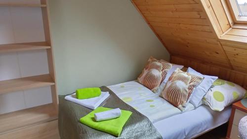 מיטה או מיטות בחדר ב-Dom letniskowy