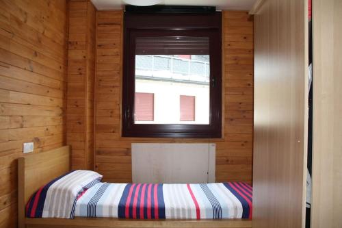a small room with a bed with a window at Alojamiento 3Mara in San Isidro