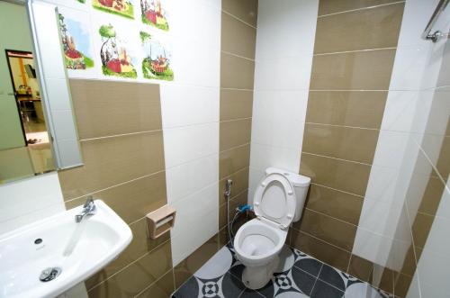 Ένα μπάνιο στο คุณแดง บัดเจทโฮเทล - Khun Daeng Budget Hotel