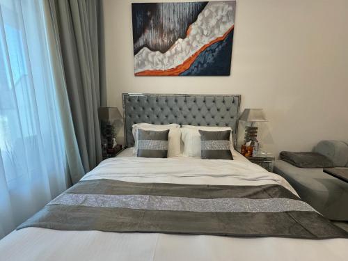 Llit o llits en una habitació de Beautiful Cozy Studio (Masdar City)