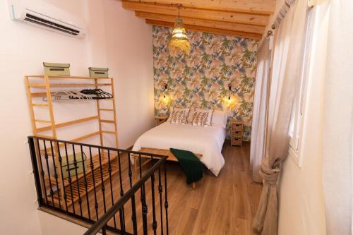 Habitación pequeña con cama y balcón. en Apartamentos La Escapada, en Alhama de Aragón