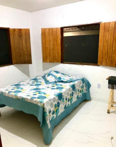 1 dormitorio con 1 cama con edredón azul en Green House en Corumbau