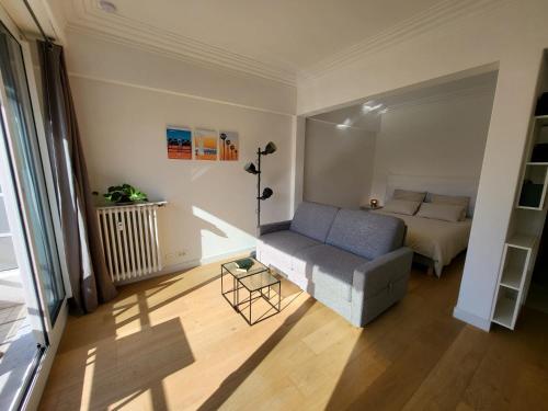 un salon avec un canapé et un lit dans l'établissement #TheCosyStudio06 Meyerbeer Promenade Negresco, à Nice