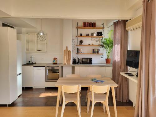 une cuisine avec une table et des chaises dans une cuisine dans l'établissement #TheCosyStudio06 Meyerbeer Promenade Negresco, à Nice