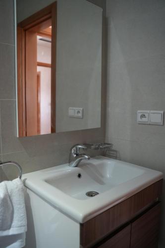 La salle de bains est pourvue d'un lavabo et d'un miroir. dans l'établissement Le Rocher De L'Atlas, à Azrou