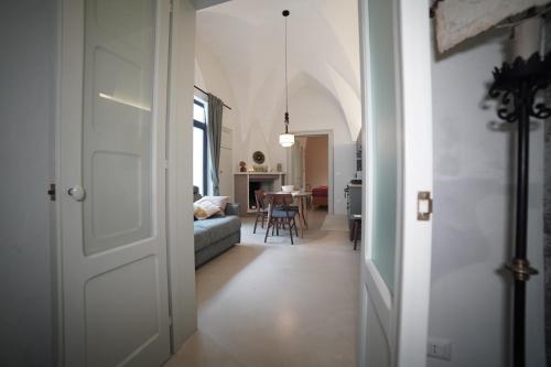un corridoio che conduce a un soggiorno con divano di MIMAR Casa Vacanze Charme ed Eleganza a Maruggio