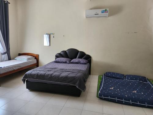 ein Schlafzimmer mit einem Bett in einem Zimmer in der Unterkunft Ct HOMESTAY in Changlun