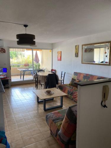 sala de estar con sofá y mesa en Agréable F3 sur Carnon-plage à 10 mn de Montpellier, en Carnon-Plage