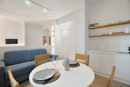 - un salon avec une table et un canapé bleu dans l'établissement Affittacamere Isabella, Terre Marine, à Levanto