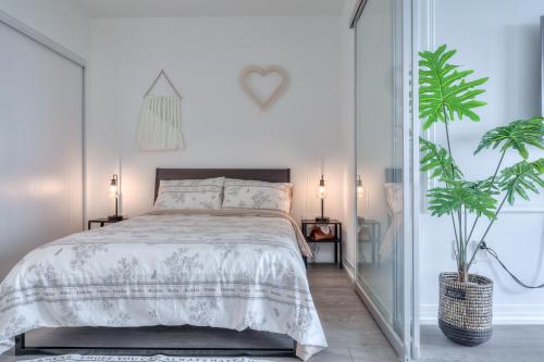 Säng eller sängar i ett rum på Stunning Suite in Heart of Downtown Toronto J4