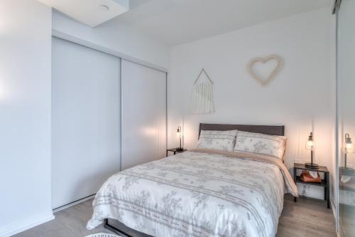 Säng eller sängar i ett rum på Stunning Suite in Heart of Downtown Toronto J4