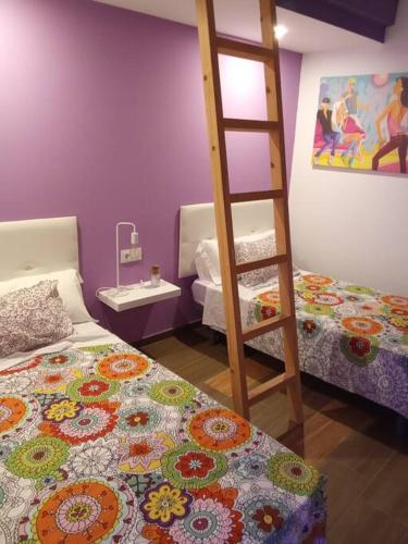 ein Schlafzimmer mit zwei Betten und einer Leiter in der Unterkunft Espectacular loft dúplex in Ayora