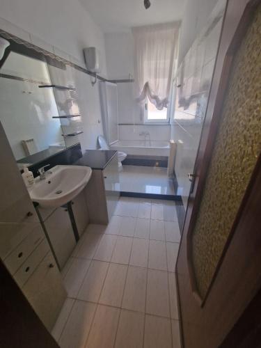 a bathroom with a sink and a bath tub at B&B da Francesco Centro Loc. Turistica in Ruvo di Puglia