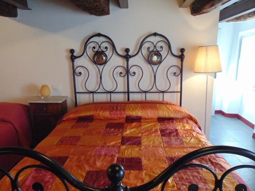 um quarto com uma cama com uma colcha em SE051 - Palazzo d'Arcevia, accogliente trilocale ristrutturato em Cerrreto Grue