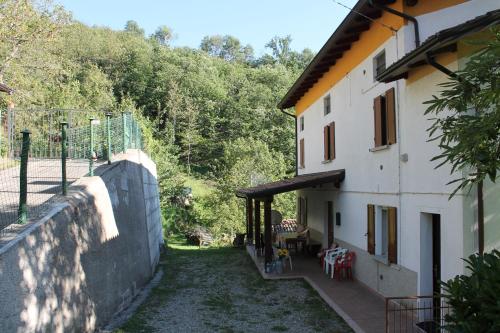 uma vista exterior de uma casa e de uma parede em Casa di campagna em Marola
